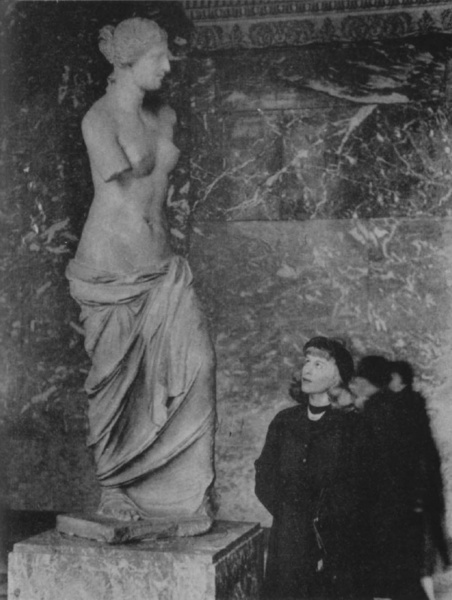 Download the full-sized image of Roberta Cowell at the Louvre in Paris, Viewing the Venus de Milo (1954)