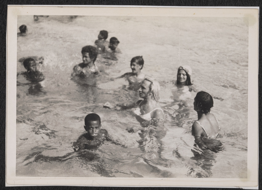 Download the full-sized image of The Biggs Family with Kewpie, Mitzy and Patti at the Trafalgar Baths